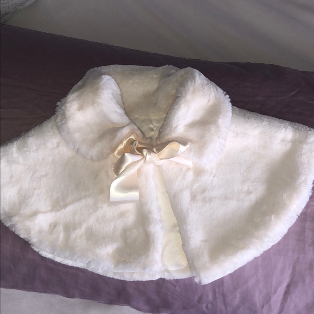 Girl’s faux fur cape